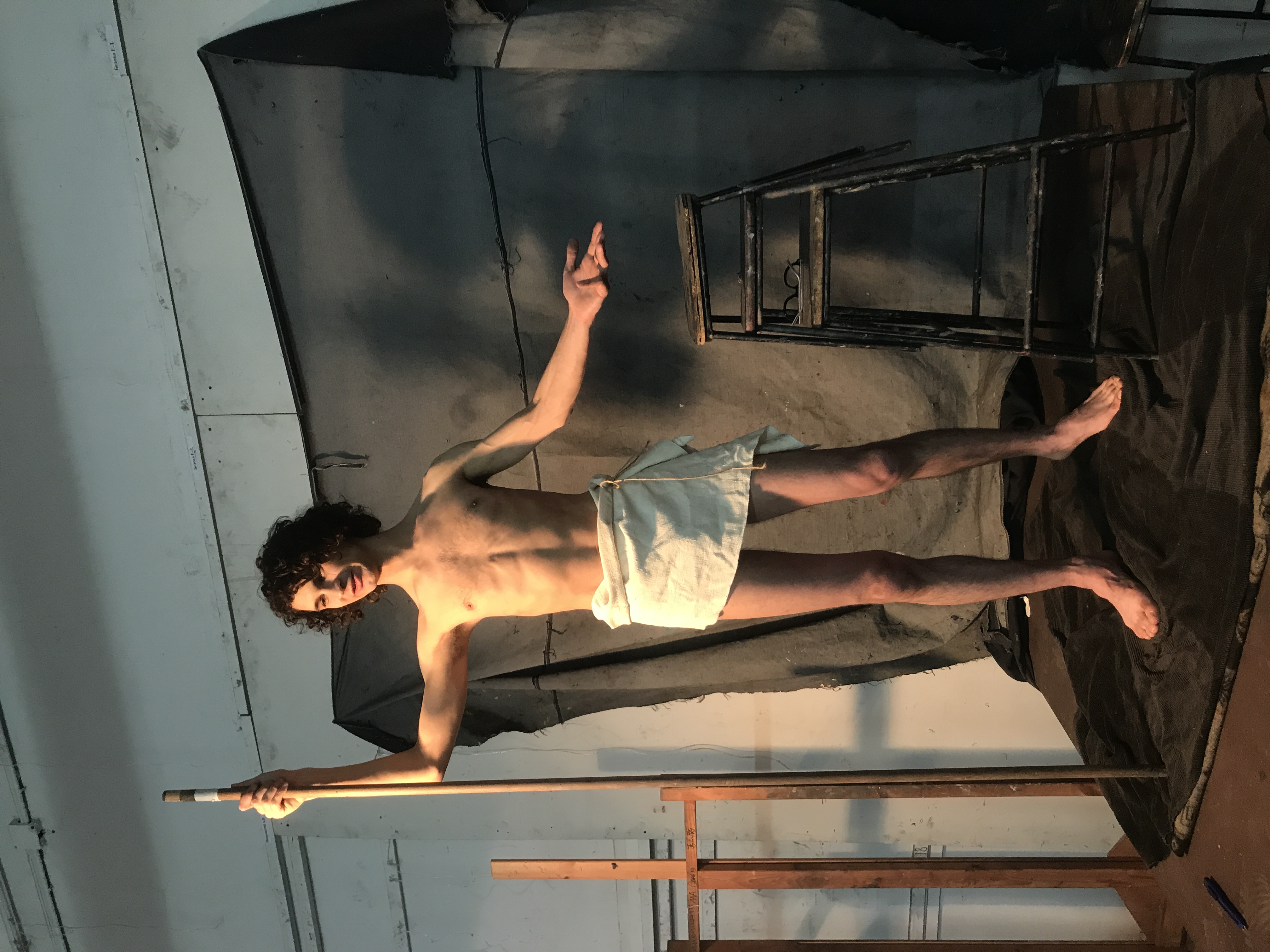 Позирование с копьём